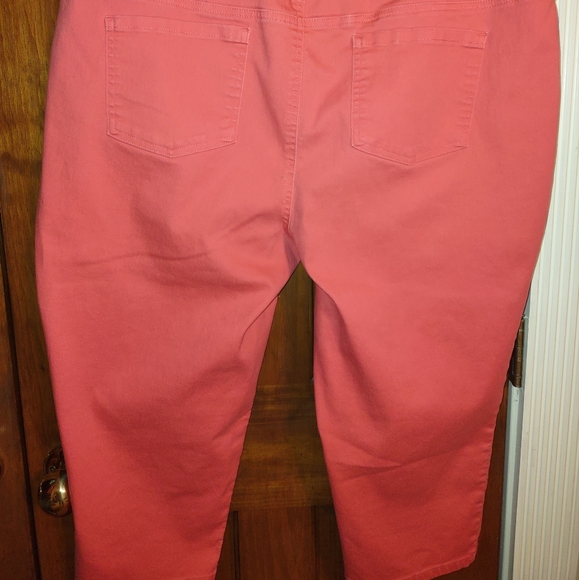 Women's pull on Capri pants in NWOT - Picture 3 of 4